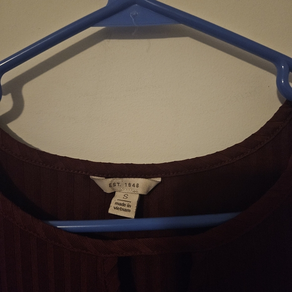 Elegant Burgundy Ribbed Blouse with Knot Detail - Picture 3 of 4